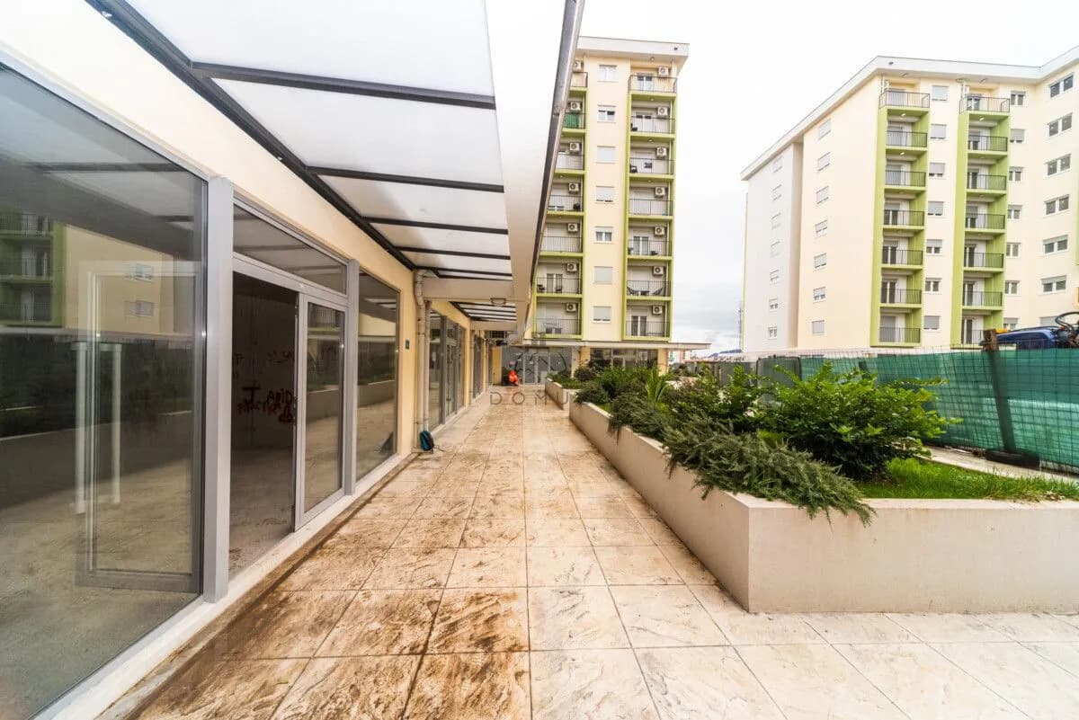 Prodaja, poslovni prostor, 94m², Pobrežje, Podgorica