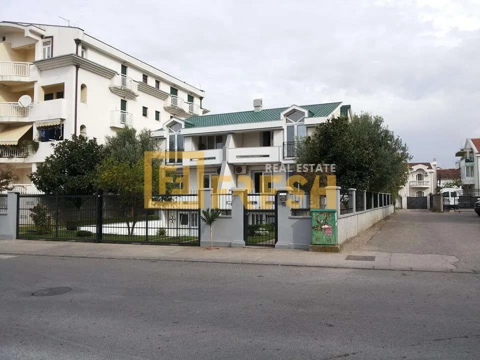 Prodaja, kuća, 350m², Stari Aerodrom, Podgorica