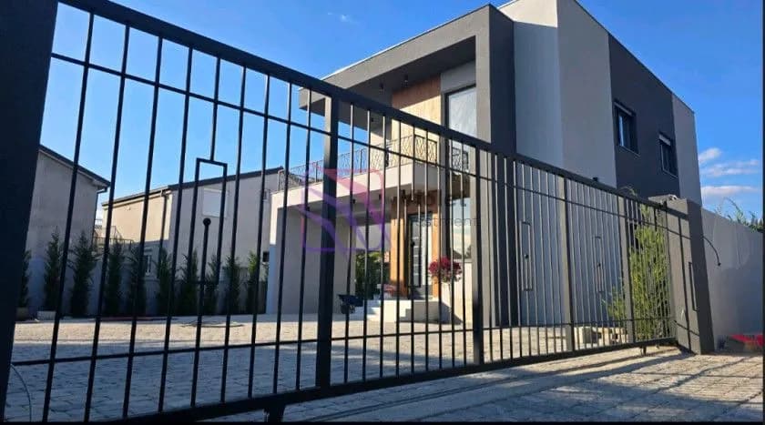 Prodaja, četvorosoban stan, 202m², Tološi, Podgorica