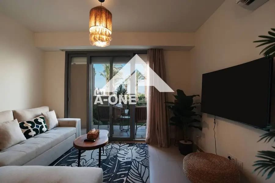 Ground floor chalet with a direct view of the pool, 66 sq m, and a private garden of 40 sq m – at a price lower than the market price, Marassi