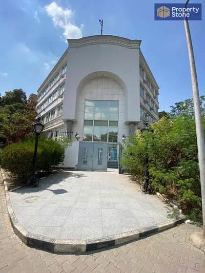 Administrative building for a major company, 2700 square meters
