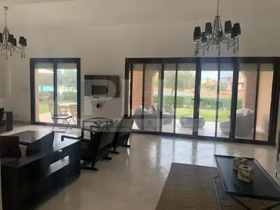 villa Very prime location directly on lake Marassi