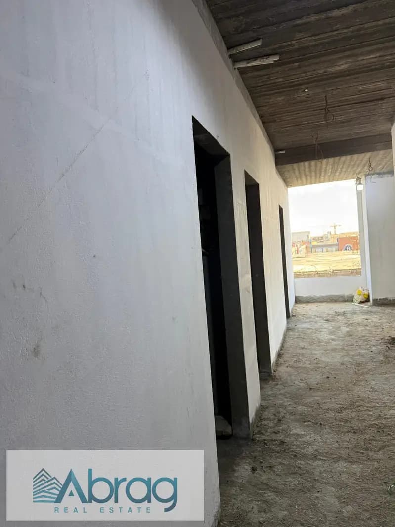 For sale, immediate occupancy with payment plans: 46-meter clinic in Val Plaza Mall, directly on the main road next to 6th of October University.