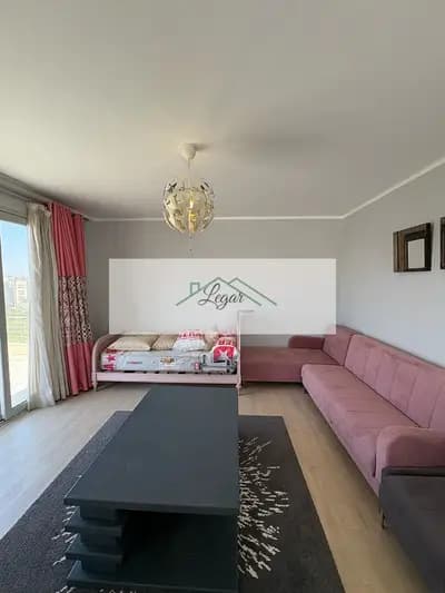 Studio with roof for rent in Palm Parks overlooking the lakes and swimming pools at a bargain price.