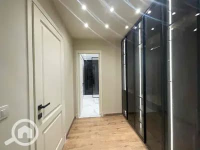 160 hotel apartments ground floor with a private garden of 75 sqm for rent, consisting of 3 large bedrooms and 3 bathrooms.