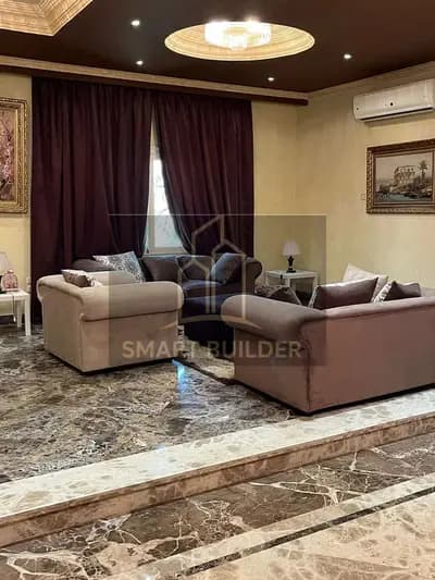 For sale, a ground floor apartment in Al Nakhil Compound, First Settlement, area 365 square meters, 4 rooms, 5 bathrooms, distinguished location, ultra-lux finish, steps from the Police Academy and Emerald Plaza Mall and Lulu.