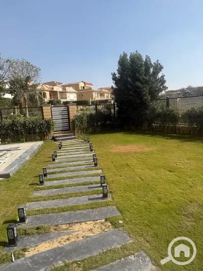 For rent a villa in Madinaty, independent, first occupancy, lake view