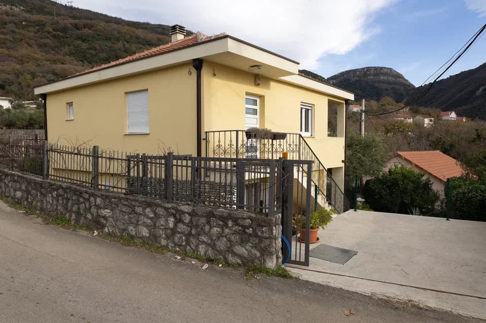 🏡 Two-storey house for rent — Lastva Grbaljska
