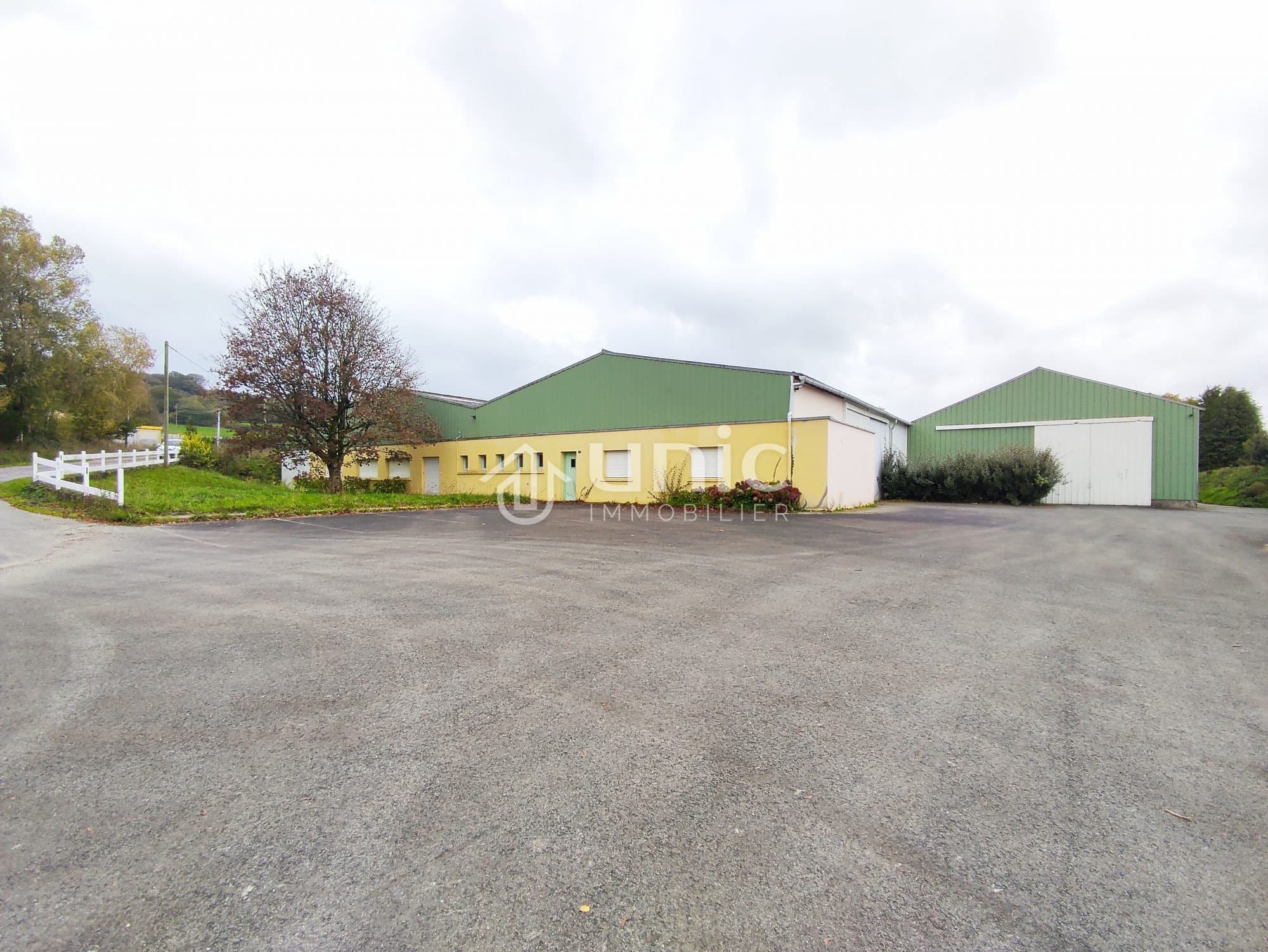 Entrepôt 2420 m²