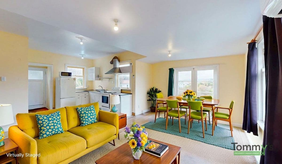 Spacious 5-Bedroom Bungalow Incredible Sun & Views Over Aro Valley