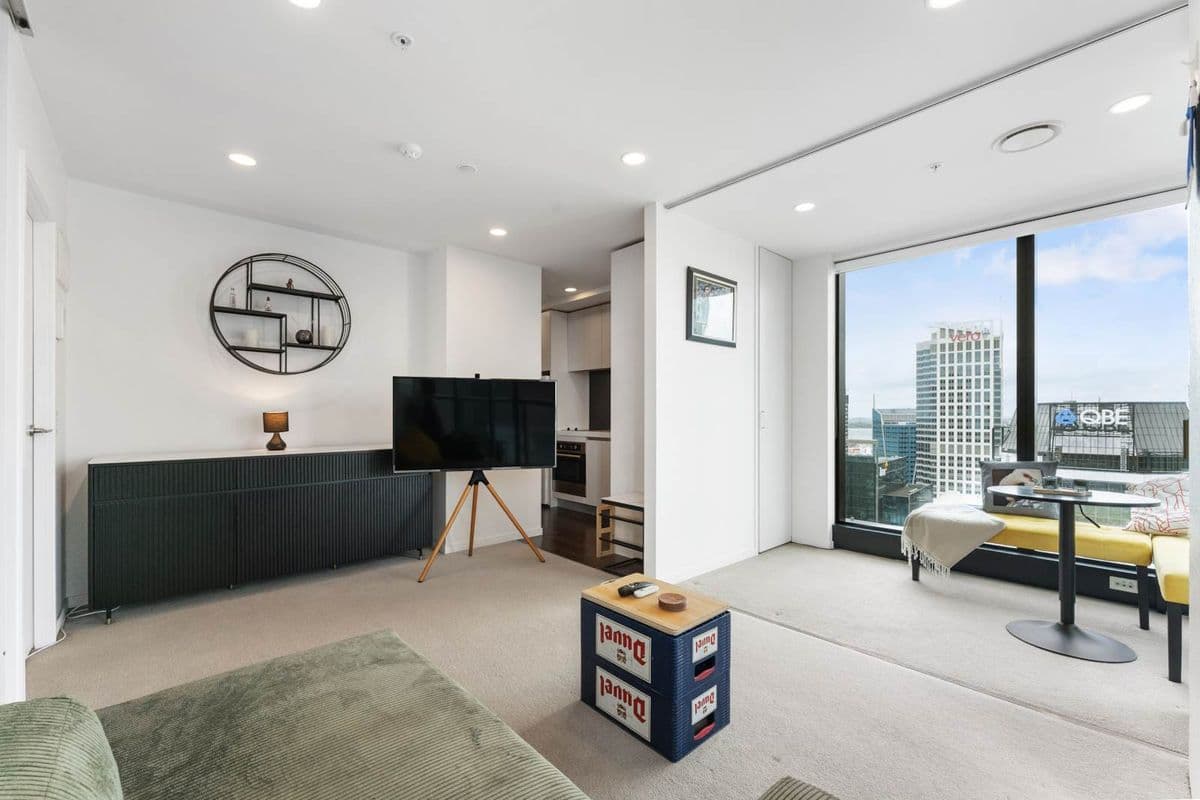 2 Room Flexi with Elevated City Views!