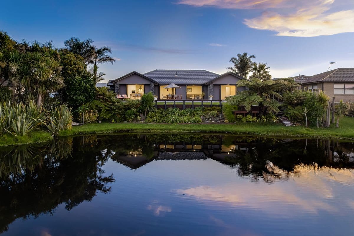 Luxurious Lakeside Living