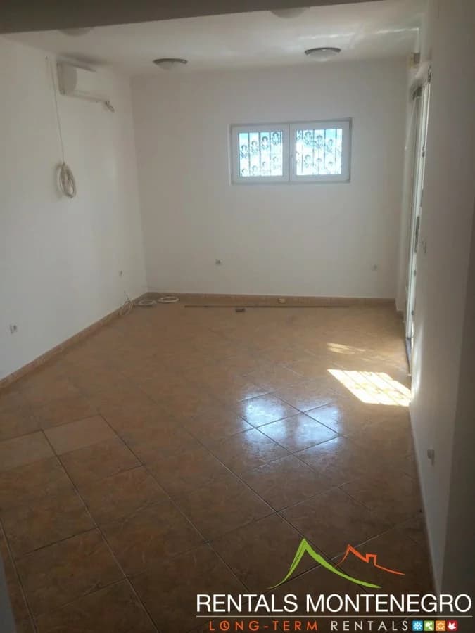 Office space 36 m² in Dobrota-Kotor, for long term rent